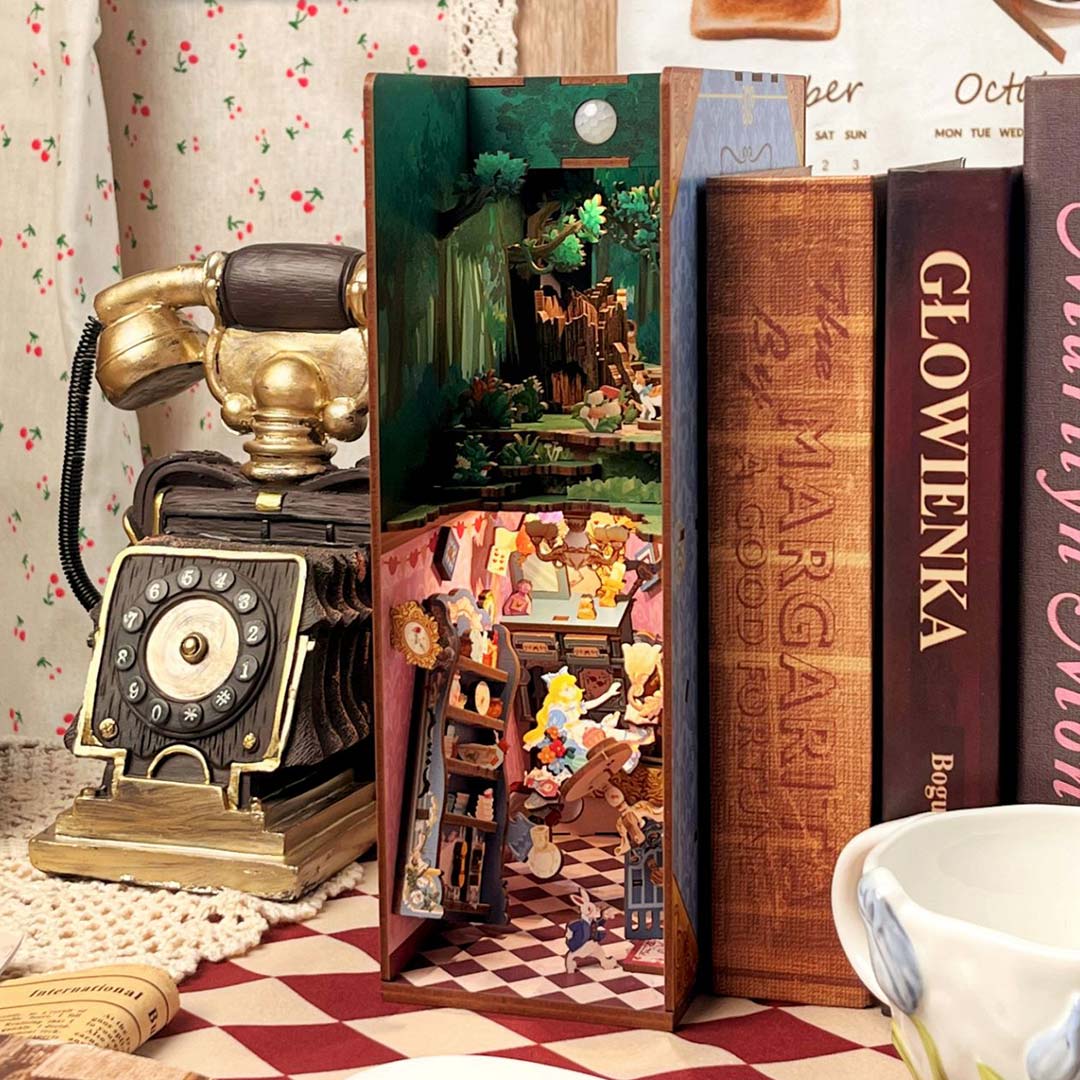 Alice in Wonderland Wooden Puzzle Book Nook Kit - Image 11