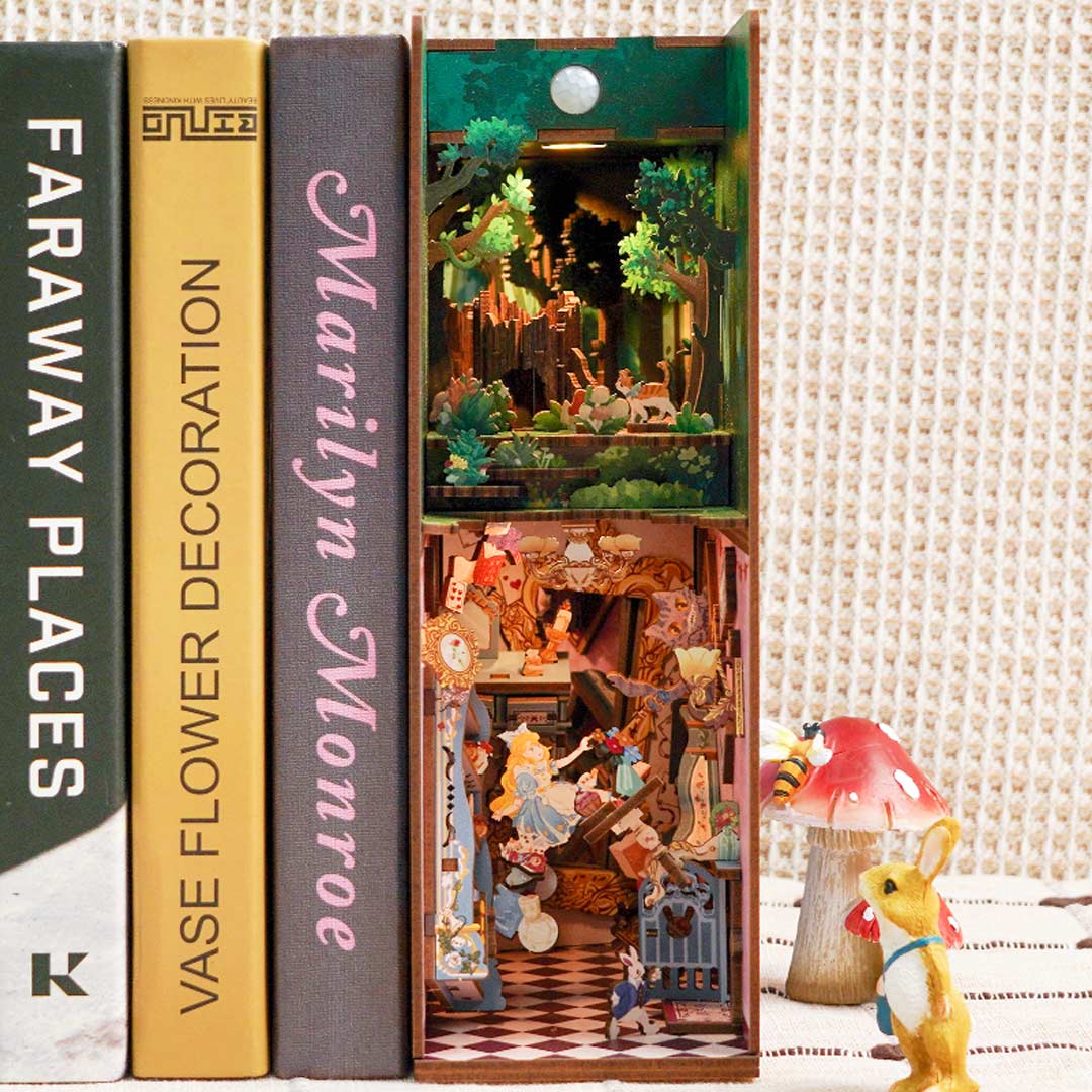 Alice in Wonderland Wooden Puzzle Book Nook Kit - Image 5